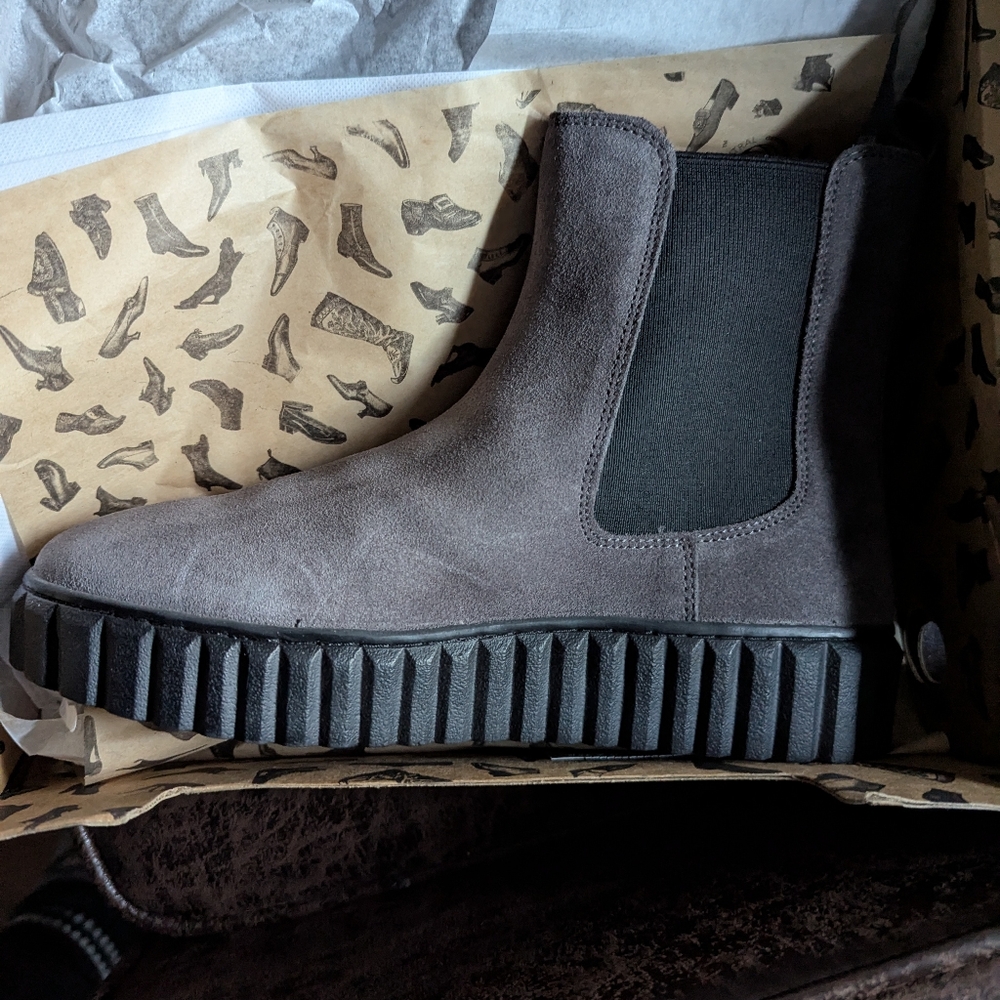 Laure Leather Chelsea Boots